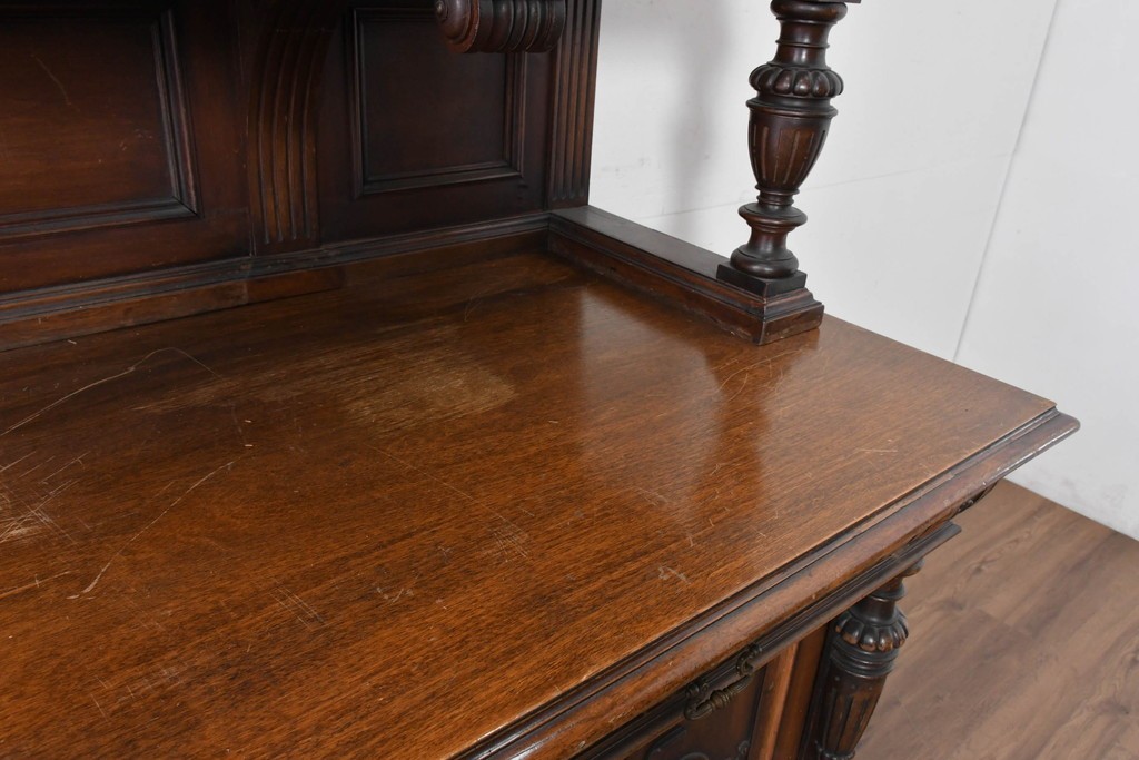 フランスアンティーク　ウォールナット材　豪華絢爛な彫刻装飾が目を惹くスライド天板付きミラーバックキャビネット　(R-087776)