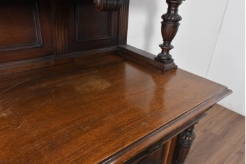 フランスアンティーク　ウォールナット材　豪華絢爛な彫刻装飾が目を惹くスライド天板付きミラーバックキャビネット　(R-087776)