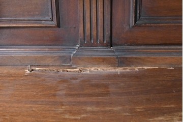 フランスアンティーク　ウォールナット材　豪華絢爛な彫刻装飾が目を惹くスライド天板付きミラーバックキャビネット　(R-087776)