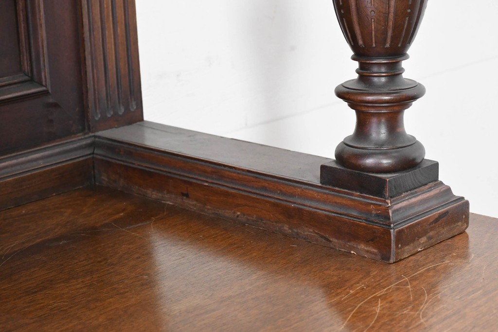 フランスアンティーク　ウォールナット材　豪華絢爛な彫刻装飾が目を惹くスライド天板付きミラーバックキャビネット　(R-087776)