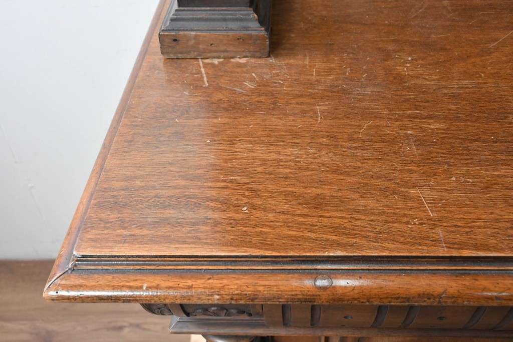 フランスアンティーク　ウォールナット材　豪華絢爛な彫刻装飾が目を惹くスライド天板付きミラーバックキャビネット　(R-087776)