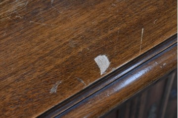 フランスアンティーク　ウォールナット材　豪華絢爛な彫刻装飾が目を惹くスライド天板付きミラーバックキャビネット　(R-087776)