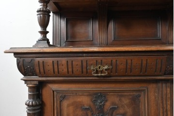 フランスアンティーク　ウォールナット材　豪華絢爛な彫刻装飾が目を惹くスライド天板付きミラーバックキャビネット　(R-087776)