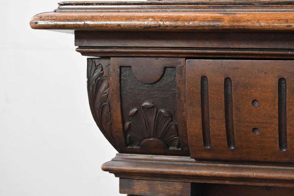 フランスアンティーク　ウォールナット材　豪華絢爛な彫刻装飾が目を惹くスライド天板付きミラーバックキャビネット　(R-087776)