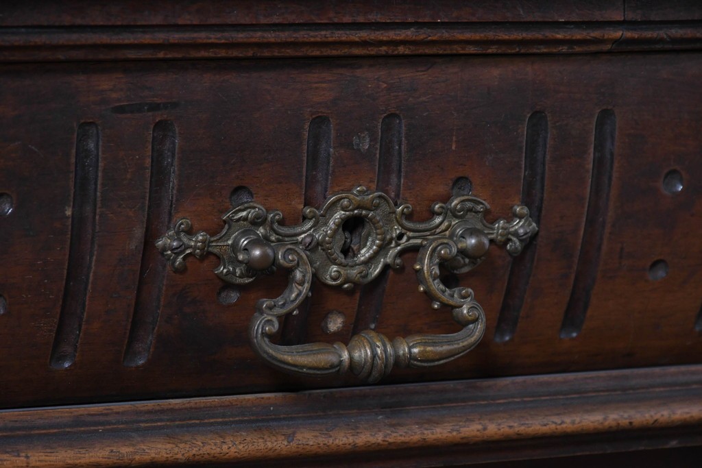 フランスアンティーク　ウォールナット材　豪華絢爛な彫刻装飾が目を惹くスライド天板付きミラーバックキャビネット　(R-087776)