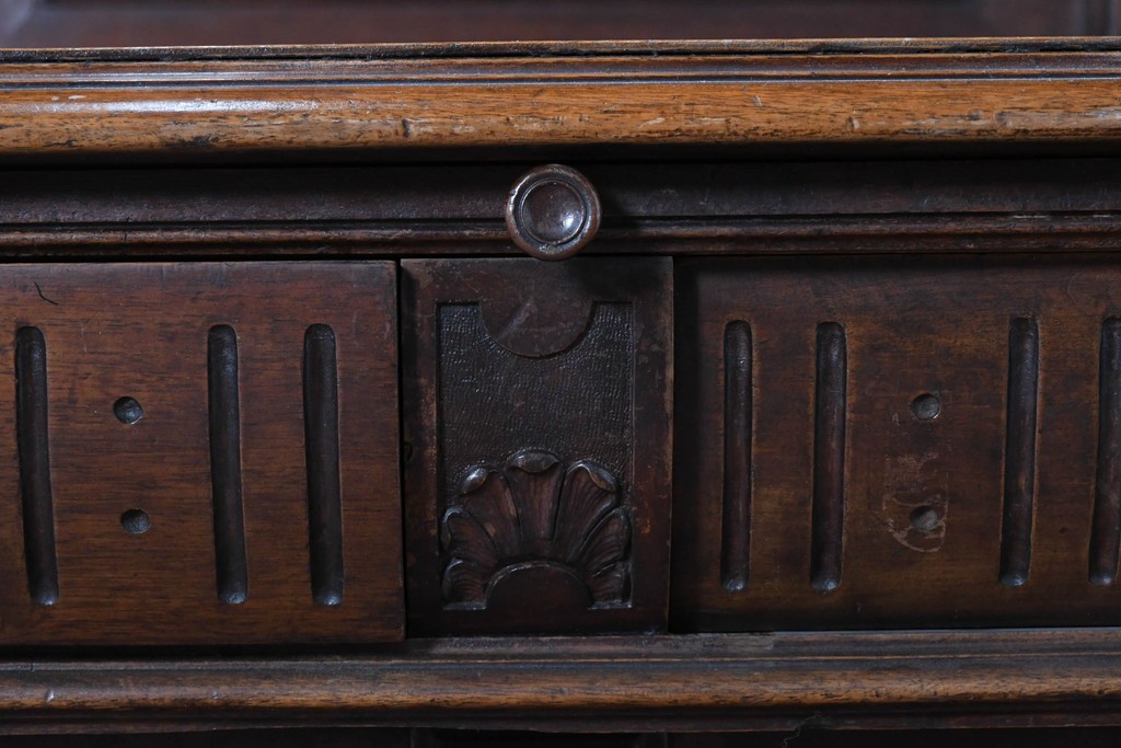 フランスアンティーク　ウォールナット材　豪華絢爛な彫刻装飾が目を惹くスライド天板付きミラーバックキャビネット　(R-087776)