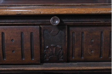 フランスアンティーク　ウォールナット材　豪華絢爛な彫刻装飾が目を惹くスライド天板付きミラーバックキャビネット　(R-087776)