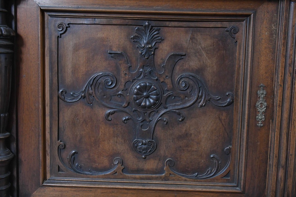 フランスアンティーク　ウォールナット材　豪華絢爛な彫刻装飾が目を惹くスライド天板付きミラーバックキャビネット　(R-087776)