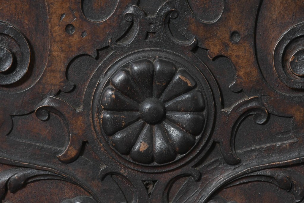 フランスアンティーク　ウォールナット材　豪華絢爛な彫刻装飾が目を惹くスライド天板付きミラーバックキャビネット　(R-087776)