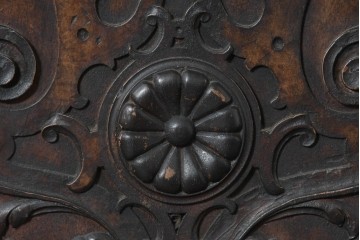 フランスアンティーク　ウォールナット材　豪華絢爛な彫刻装飾が目を惹くスライド天板付きミラーバックキャビネット　(R-087776)