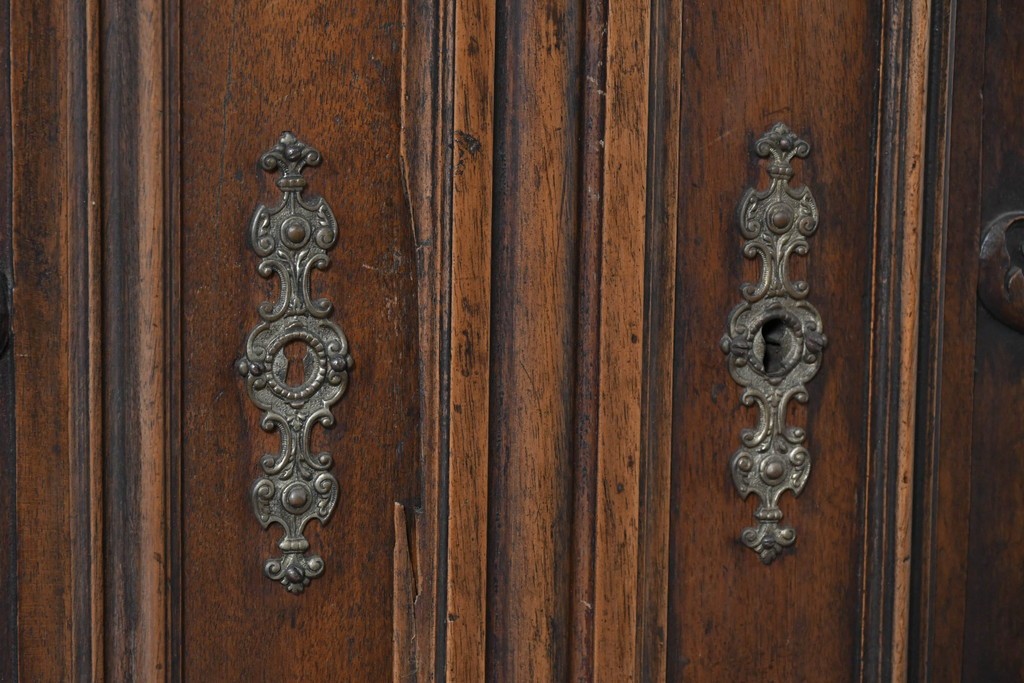 フランスアンティーク　ウォールナット材　豪華絢爛な彫刻装飾が目を惹くスライド天板付きミラーバックキャビネット　(R-087776)