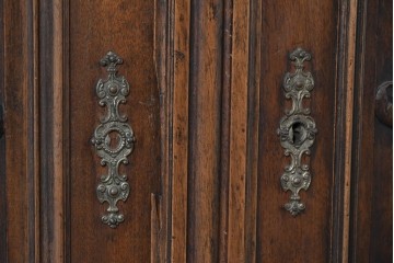 フランスアンティーク　ウォールナット材　豪華絢爛な彫刻装飾が目を惹くスライド天板付きミラーバックキャビネット　(R-087776)