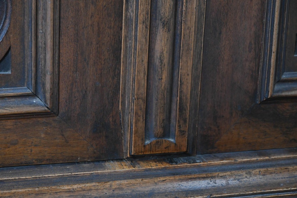 フランスアンティーク　ウォールナット材　豪華絢爛な彫刻装飾が目を惹くスライド天板付きミラーバックキャビネット　(R-087776)