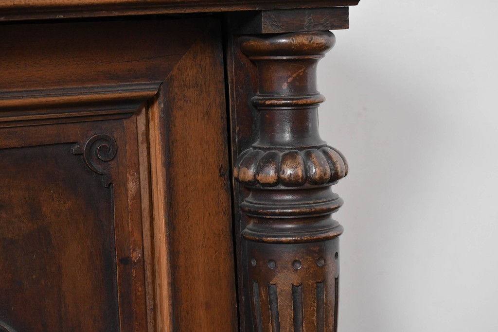 フランスアンティーク　ウォールナット材　豪華絢爛な彫刻装飾が目を惹くスライド天板付きミラーバックキャビネット　(R-087776)