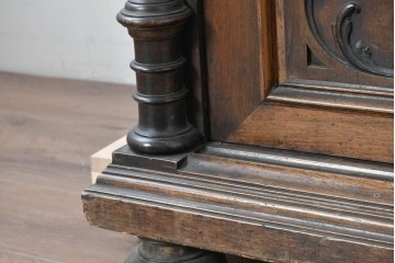 フランスアンティーク　ウォールナット材　豪華絢爛な彫刻装飾が目を惹くスライド天板付きミラーバックキャビネット　(R-087776)