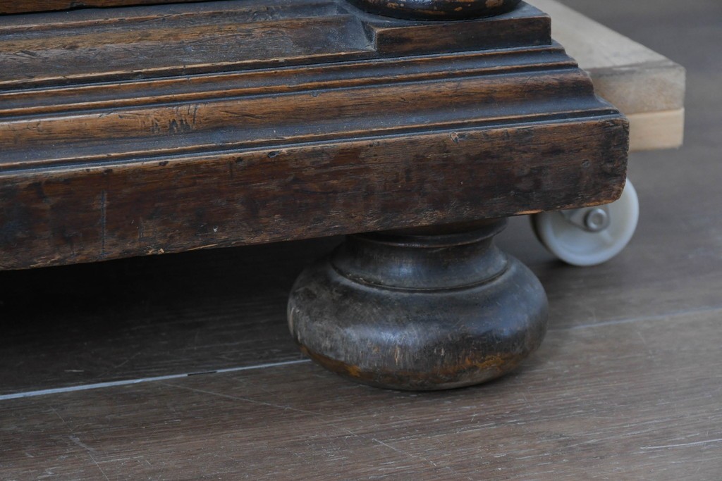 フランスアンティーク　ウォールナット材　豪華絢爛な彫刻装飾が目を惹くスライド天板付きミラーバックキャビネット　(R-087776)