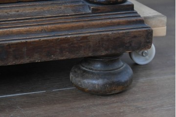 フランスアンティーク　ウォールナット材　豪華絢爛な彫刻装飾が目を惹くスライド天板付きミラーバックキャビネット　(R-087776)