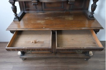 フランスアンティーク　ウォールナット材　豪華絢爛な彫刻装飾が目を惹くスライド天板付きミラーバックキャビネット　(R-087776)