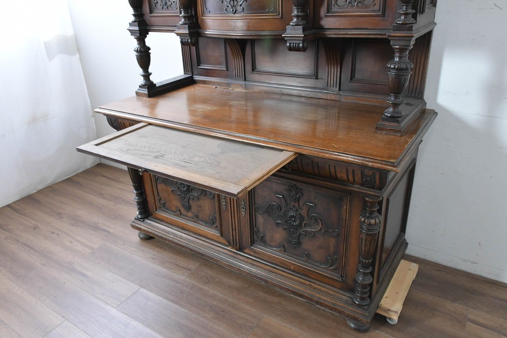 フランスアンティーク　ウォールナット材　豪華絢爛な彫刻装飾が目を惹くスライド天板付きミラーバックキャビネット　(R-087776)