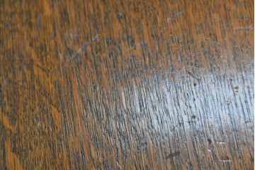 イギリスアンティーク　細身の脚が軽やかな佇まいを見せるマガジンラック　(R-087778)