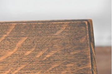 イギリスアンティーク　細身の脚が軽やかな佇まいを見せるマガジンラック　(R-087778)