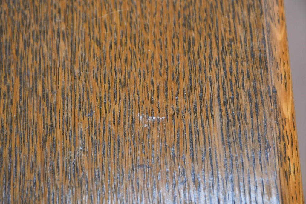 イギリスアンティーク　細身の脚が軽やかな佇まいを見せるマガジンラック　(R-087778)