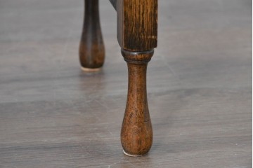 イギリスアンティーク　細身の脚が軽やかな佇まいを見せるマガジンラック　(R-087778)