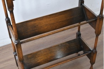 イギリスアンティーク　細身の脚が軽やかな佇まいを見せるマガジンラック　(R-087778)