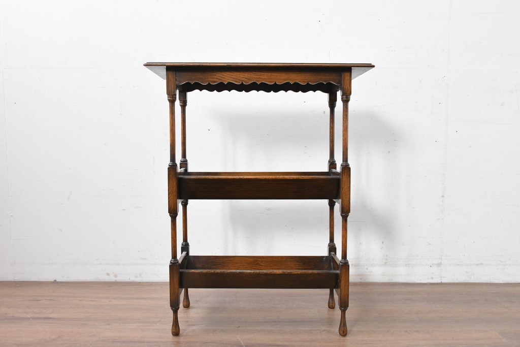 イギリスアンティーク　細身の脚が軽やかな佇まいを見せるマガジンラック　(R-087778)