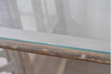 和製ヴィンテージ　伊藤製作所　曲げガラス　レトロな木製フレームの引き出し付きL型ガラスショーケース　(R-087782)