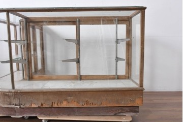 和製ヴィンテージ　伊藤製作所　曲げガラス　レトロな木製フレームの引き出し付きL型ガラスショーケース　(R-087782)