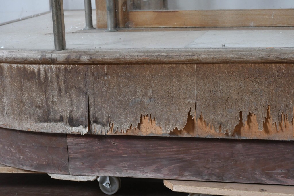 和製ヴィンテージ　伊藤製作所　曲げガラス　レトロな木製フレームの引き出し付きL型ガラスショーケース　(R-087782)