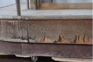 和製ヴィンテージ　伊藤製作所　曲げガラス　レトロな木製フレームの引き出し付きL型ガラスショーケース　(R-087782)