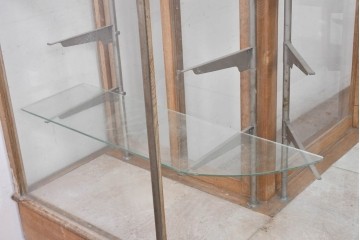 和製ヴィンテージ　伊藤製作所　曲げガラス　レトロな木製フレームの引き出し付きL型ガラスショーケース　(R-087782)