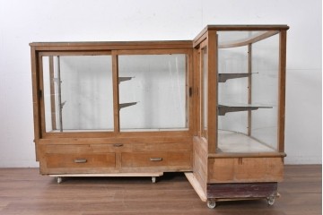 和製ヴィンテージ　伊藤製作所　曲げガラス　レトロな木製フレームの引き出し付きL型ガラスショーケース　(R-087782)