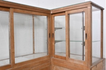 和製ヴィンテージ　伊藤製作所　曲げガラス　レトロな木製フレームの引き出し付きL型ガラスショーケース　(R-087782)