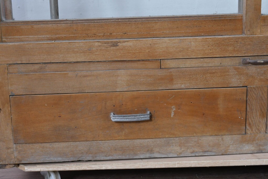 和製ヴィンテージ　伊藤製作所　曲げガラス　レトロな木製フレームの引き出し付きL型ガラスショーケース　(R-087782)