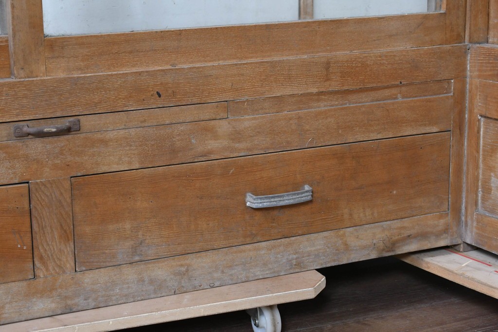 和製ヴィンテージ　伊藤製作所　曲げガラス　レトロな木製フレームの引き出し付きL型ガラスショーケース　(R-087782)