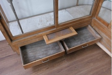 和製ヴィンテージ　伊藤製作所　曲げガラス　レトロな木製フレームの引き出し付きL型ガラスショーケース　(R-087782)