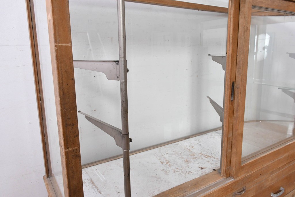 和製ヴィンテージ　伊藤製作所　曲げガラス　レトロな木製フレームの引き出し付きL型ガラスショーケース　(R-087782)