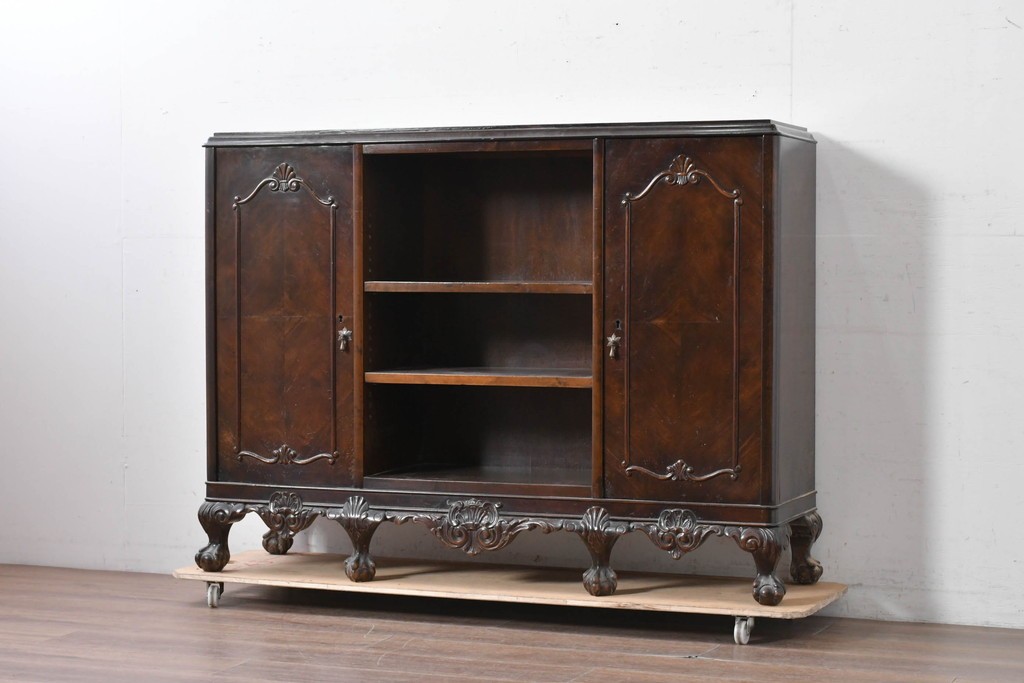 イギリスアンティーク　ウォールナット材　ボール・アンド・クロウの猫脚と彫刻装飾が優美なサイドボード　(R-087784)