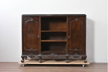 イギリスアンティーク　ウォールナット材　ボール・アンド・クロウの猫脚と彫刻装飾が優美なサイドボード　(R-087784)