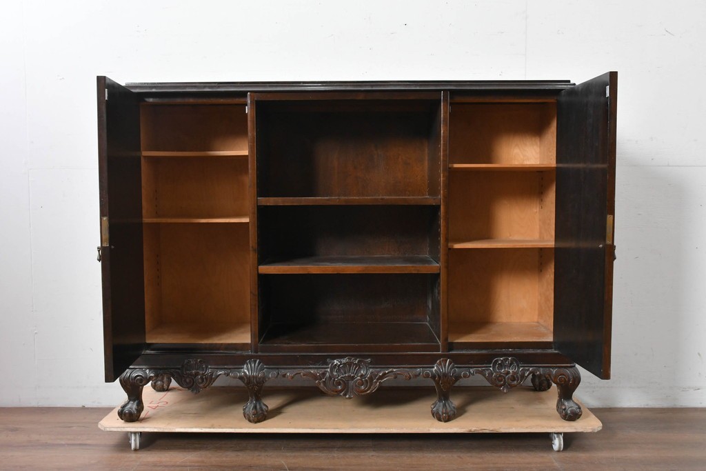 イギリスアンティーク　ウォールナット材　ボール・アンド・クロウの猫脚と彫刻装飾が優美なサイドボード　(R-087784)