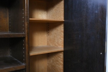 イギリスアンティーク　ウォールナット材　ボール・アンド・クロウの猫脚と彫刻装飾が優美なサイドボード　(R-087784)