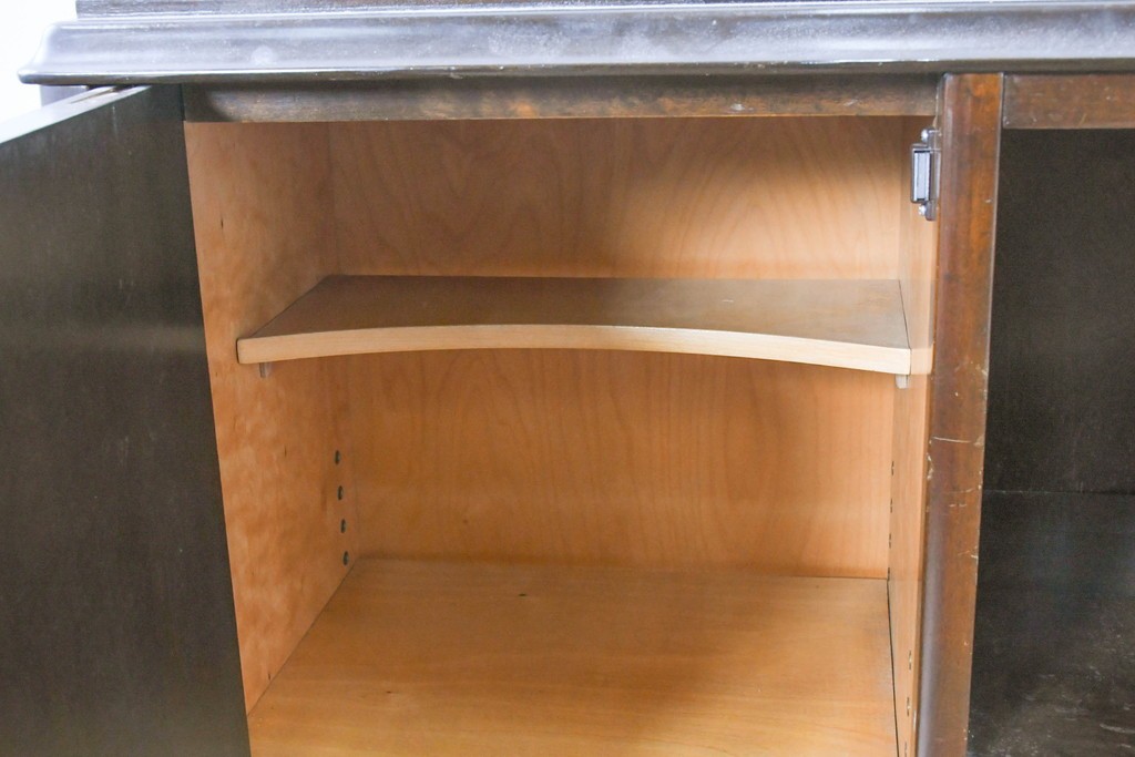 イギリスアンティーク　ウォールナット材　ボール・アンド・クロウの猫脚と彫刻装飾が優美なサイドボード　(R-087784)