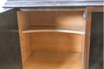 イギリスアンティーク　ウォールナット材　ボール・アンド・クロウの猫脚と彫刻装飾が優美なサイドボード　(R-087784)