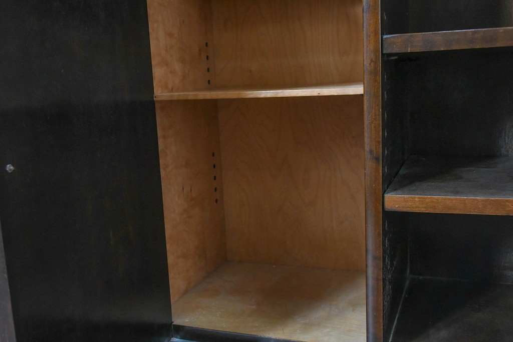 イギリスアンティーク　ウォールナット材　ボール・アンド・クロウの猫脚と彫刻装飾が優美なサイドボード　(R-087784)