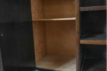 イギリスアンティーク　ウォールナット材　ボール・アンド・クロウの猫脚と彫刻装飾が優美なサイドボード　(R-087784)