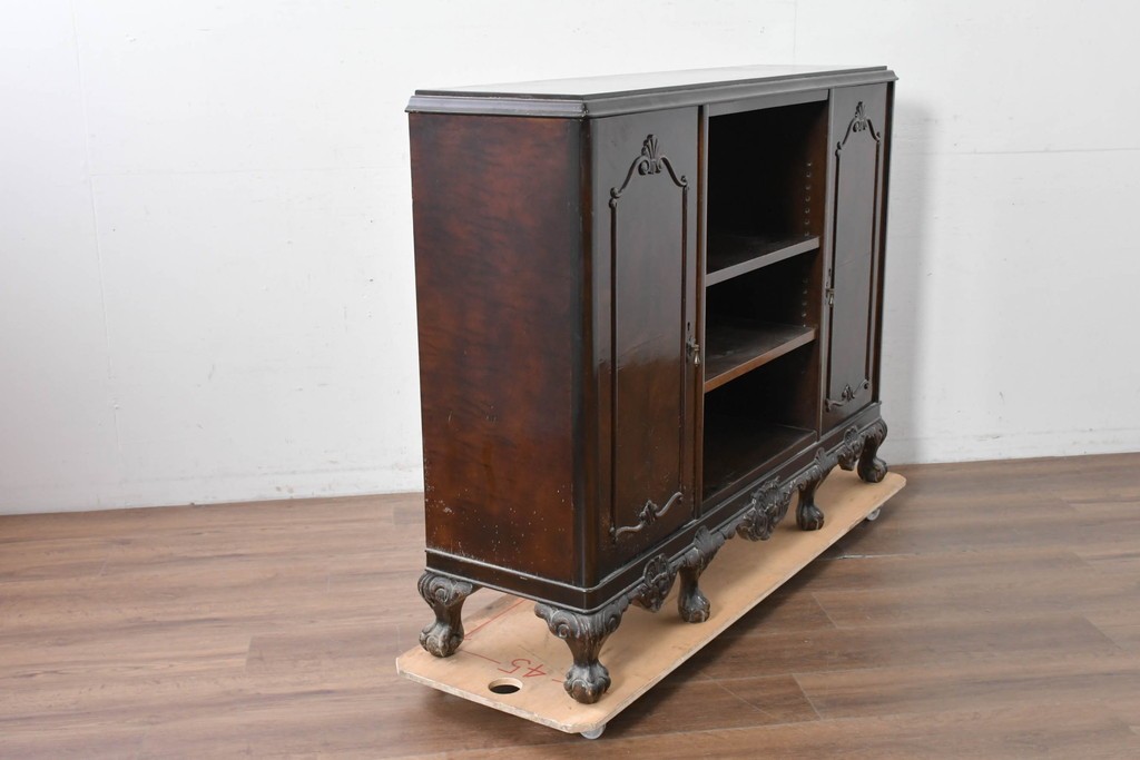 イギリスアンティーク　ウォールナット材　ボール・アンド・クロウの猫脚と彫刻装飾が優美なサイドボード　(R-087784)