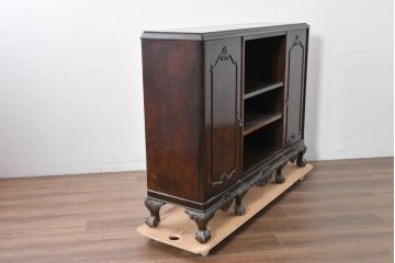 イギリスアンティーク　ウォールナット材　ボール・アンド・クロウの猫脚と彫刻装飾が優美なサイドボード　(R-087784)